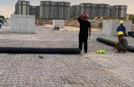总口管理区土工格栅铺设前地基要怎么处理？